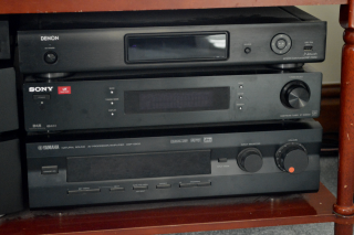 Hifi Tuner Sony ST SDB900, Yamaha DSP E800 sound processor, and Denon DNP 720AE streamer.